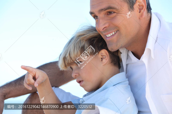 父親和兒子度假