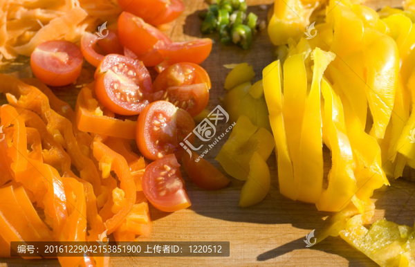 切菜板上的蔬菜