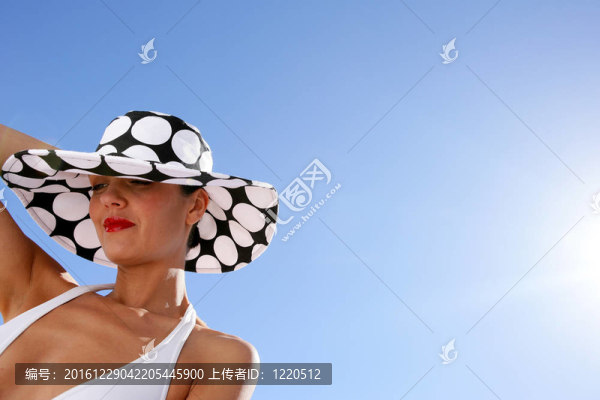 別致的比基尼女郎和點狀的帽子