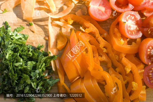切菜板上的蔬菜