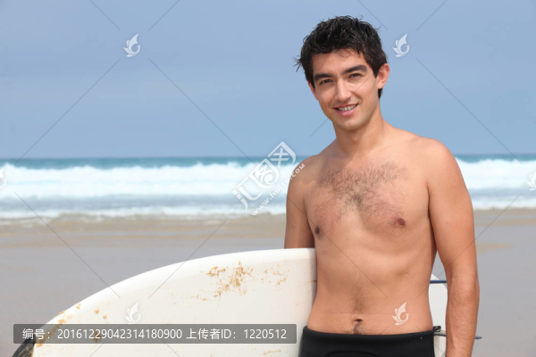 年輕人在海灘上的沖浪板
