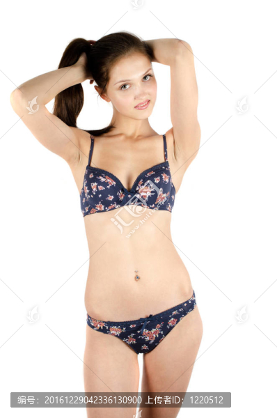 穿著內(nèi)衣的漂亮女孩
