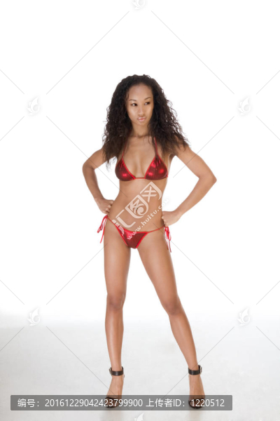 性感女人，年輕女人穿著暴露的比基尼民族