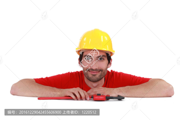 工匠倚在桌子上微笑