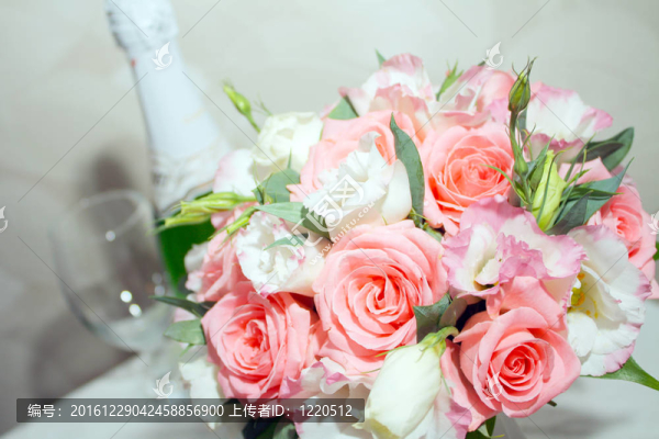 結(jié)婚戒指和鮮花