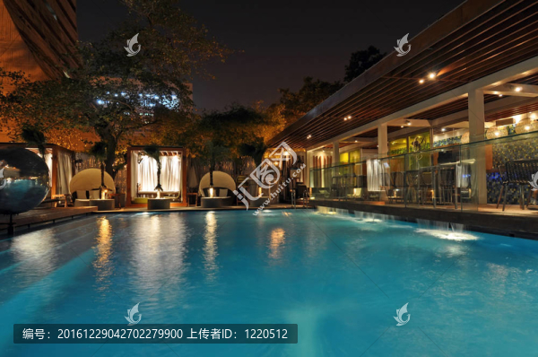 夜間酒店游泳池