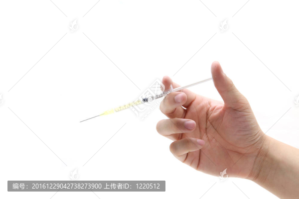 在白色背景上分離的手持一次性注射器