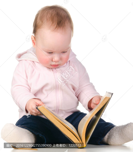 寶寶正在看書