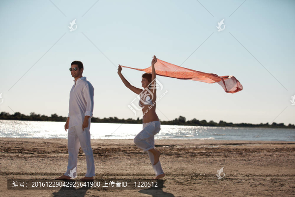 海灘上幸福的情侶圍巾