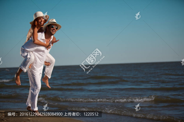 幸福的夫婦在海邊騎馬