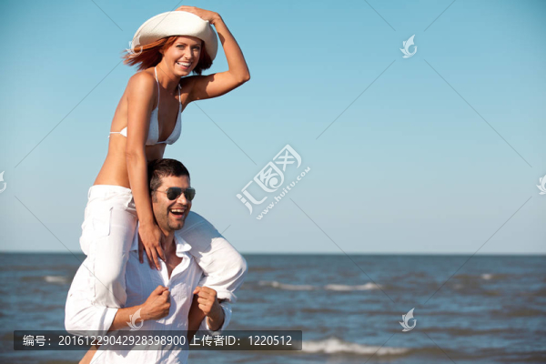 幸福的夫婦在海邊騎馬