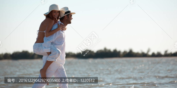 幸福的夫婦在海邊騎馬