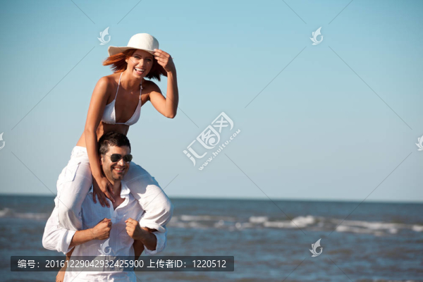 幸福的夫婦在海邊騎馬