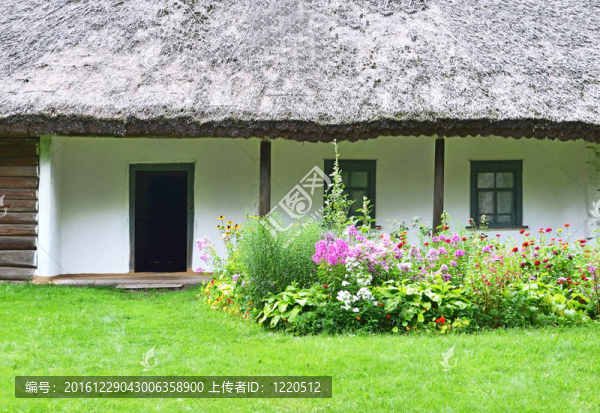 古代傳統(tǒng)烏克蘭鄉(xiāng)村小屋和花圃