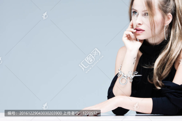 優(yōu)雅的金發(fā)女人