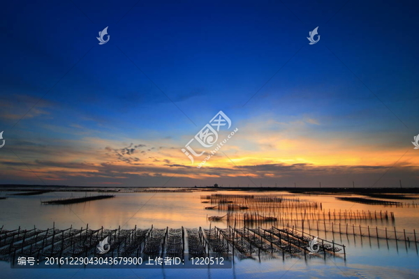 美麗的日落和大海和湖泊的倒影