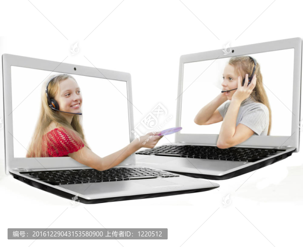 女孩給其他女孩一個光盤