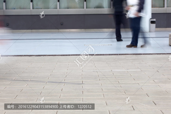 走在人行道上