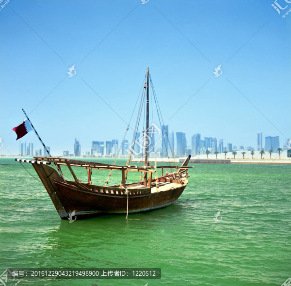 獨桅帆船和多哈的天際線