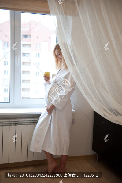 孕婦在靠近窗戶