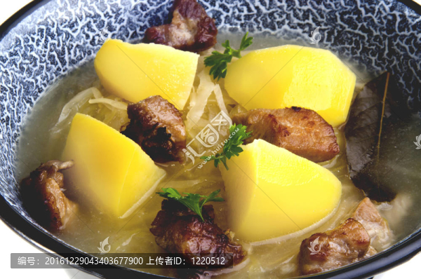 煮土豆酸菜湯