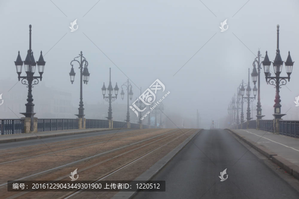 霧蒙蒙的路