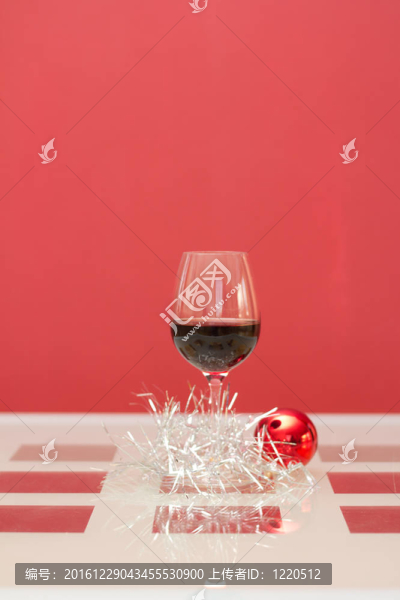 在紅色背景的葡萄酒Glas