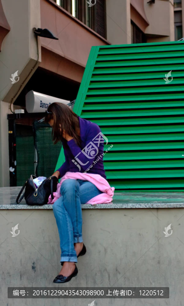 女孩在電話里說話