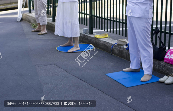 在藍(lán)色墊子上沉思的人們
