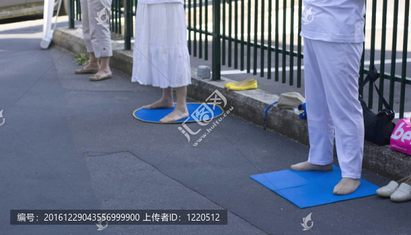 在藍(lán)色墊子上沉思的人們