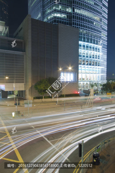夜間繁忙的城市交通