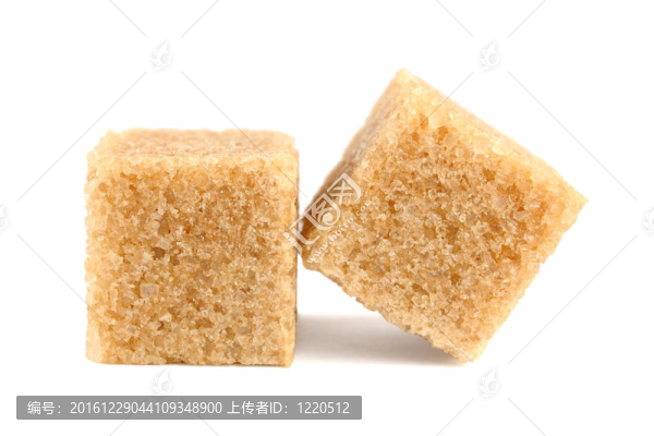 白色背景上的蔗糖立方體