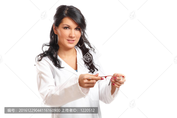 女人給眼鏡驗(yàn)光師