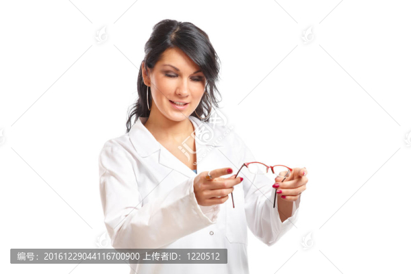 女人給眼鏡驗光師