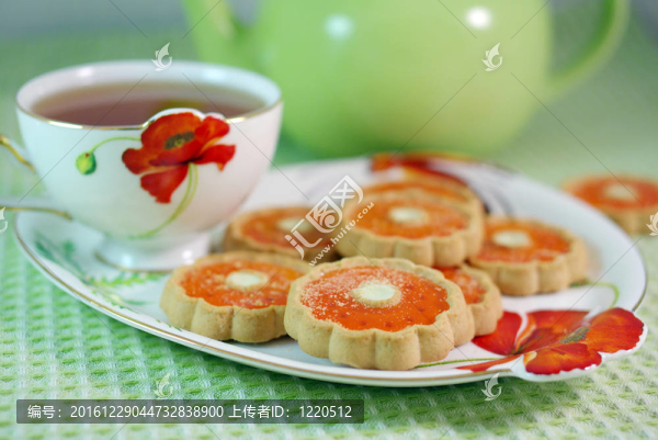 一杯茶和餅干的桌布