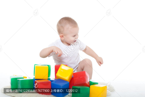 小男孩玩明亮的玩具