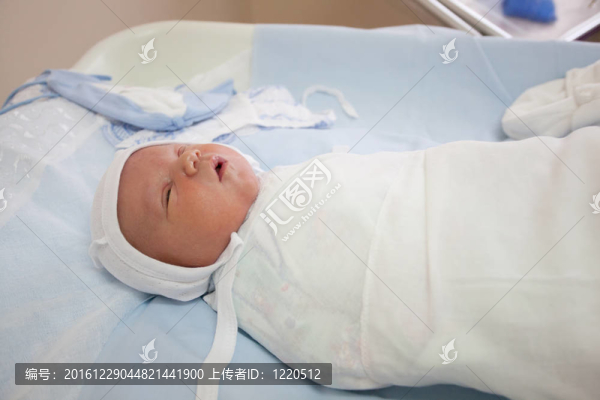 嬰兒在4天的準(zhǔn)備從產(chǎn)科醫(yī)院提取物。