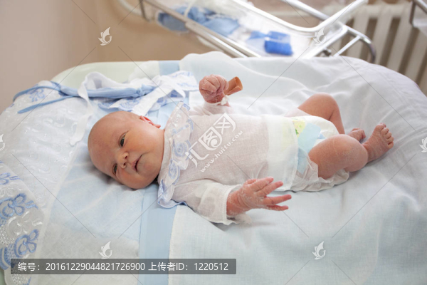 嬰兒在4天的準(zhǔn)備從產(chǎn)科醫(yī)院提取物。