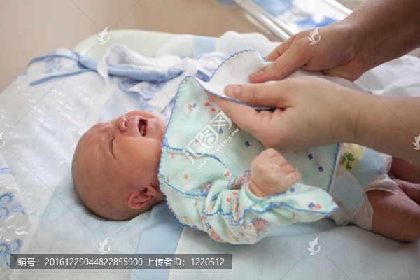 嬰兒在4天的準(zhǔn)備從產(chǎn)科醫(yī)院提取物。