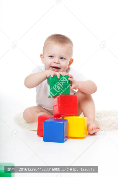 小男孩玩明亮的玩具