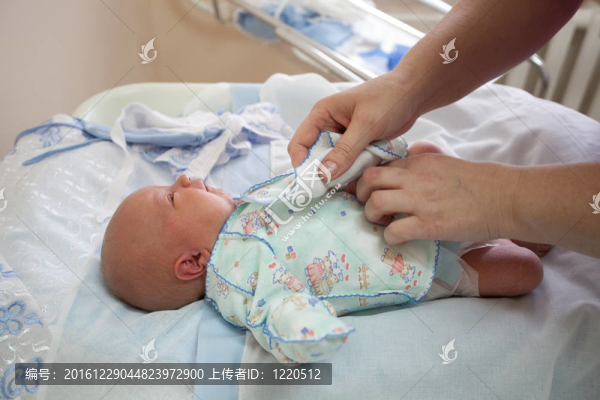 嬰兒在4天的準(zhǔn)備從產(chǎn)科醫(yī)院提取物。