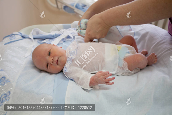 嬰兒在4天的準(zhǔn)備從產(chǎn)科醫(yī)院提取物。