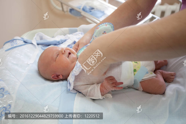 嬰兒在4天的準(zhǔn)備從產(chǎn)科醫(yī)院提取物。