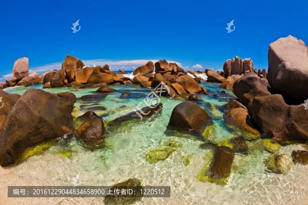 一個巨大的石頭觀海景
