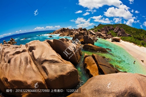 一個巨大的石頭觀海景