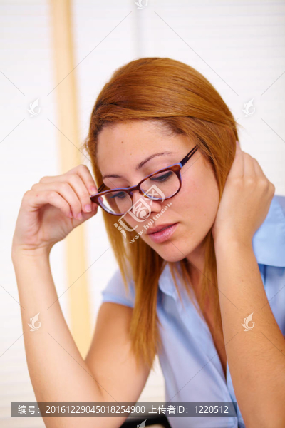 戴眼鏡的美女