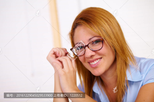 戴眼鏡的美女