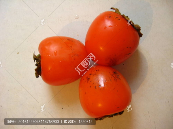 三美麗的熟柿子躺