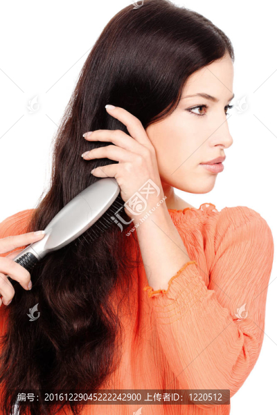漂亮女人梳理頭發(fā)