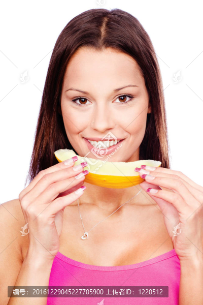 女子抱片黃瓜